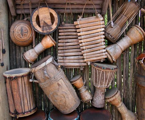 Homowo: Een Oeroude Melodie die een Gebalanceerde Blend van Traditionele Rhythmes en Moderne Instrumentatie Levert