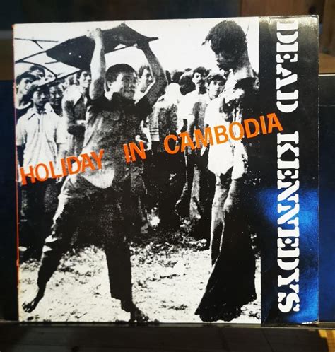  Holiday In Cambodia - Een Punk Rock Odyssey van Furieuze Gitarriffels en Rebellieke Teksten