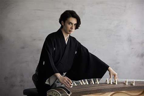  Kora Koto: Een hypnotiserende mengeling van traditionele melodieën en experimentele percussie